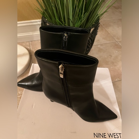Beautiful soft Leather Nine West booties, heel is 2 1/2 inches. - Picture 5 of 7